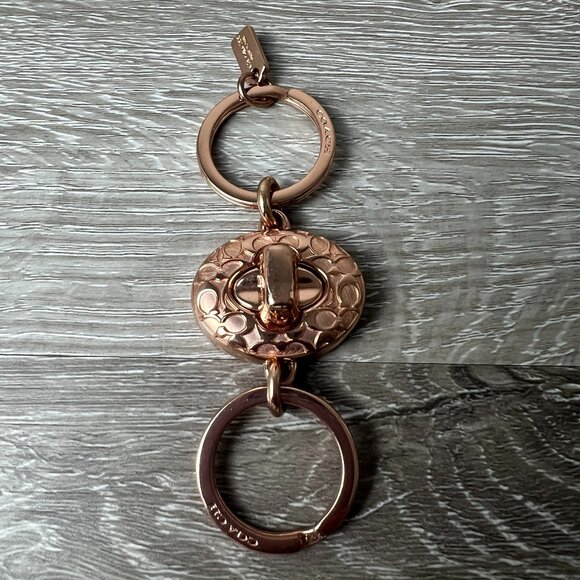 Coach Rose Gold Sig Turnlock Valet Keychain - Picture 1 of 5
